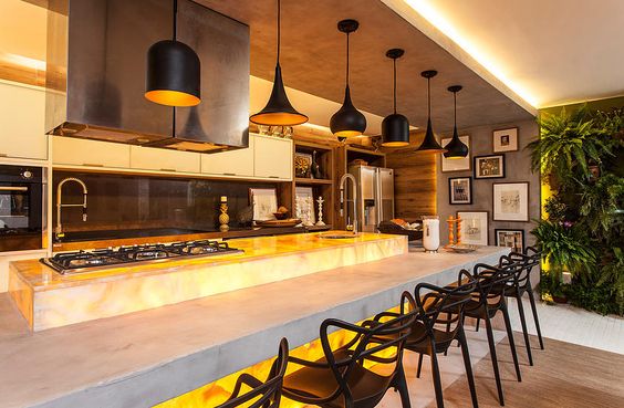 барная стойка из оникса с подсветкой